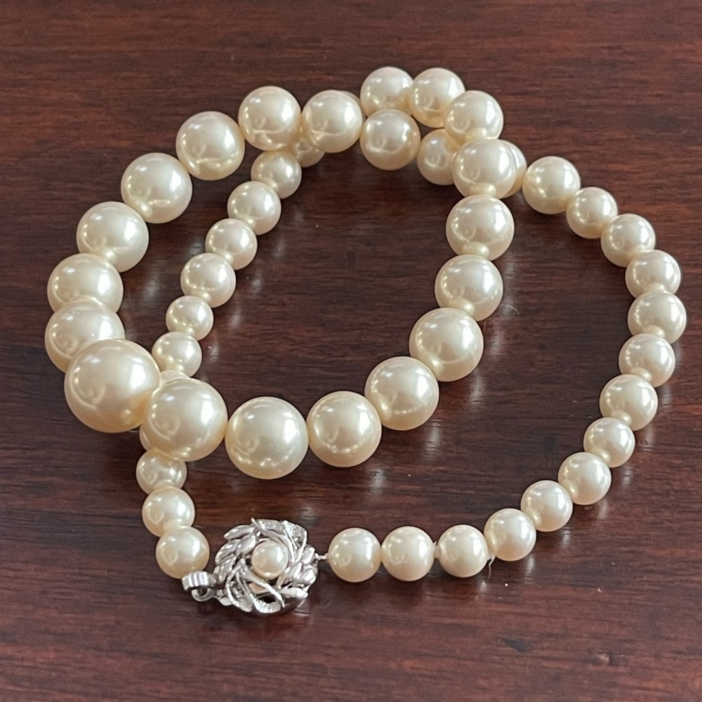 White man made graduated pearl silver necklace - Picture 2 of 9